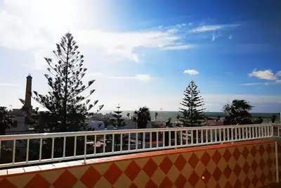 Penthouse lumineux avec très grande terrasse et vue spectaculaire sur la mer frontale
