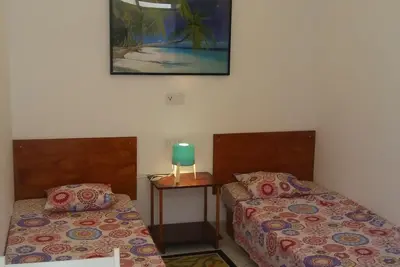Image de chambre double avec petite salle de bains privée - B03