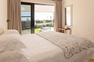 Image de Lumineux Airy Appartement avec de belles vues, situé à côté Pearl Valley Golf Club
