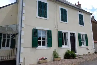 Image de Beau village calme et bourguignon à proximité des commodités locales.