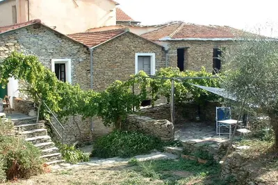 Image de Un Ancienne ligure ferme dans les collines Ă seulement 20 minutes de la mer