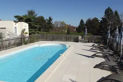 Image de Superbe Bord De Village Hébergement 2 Chambres Avec Piscine Et Terrasse