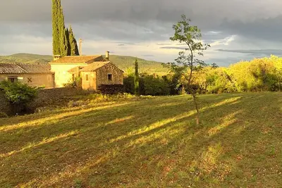 Image de Provence: maison de pierre en pleine nature, calme et authentique