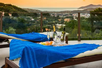 Image de \"Villa Hermes\" privée de luxe avec grande piscine et vue imprenable