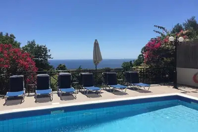 Image de Piscine privée et peut accueillir jusqu'à 10 personnes, superbes vues sur la mer