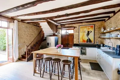 Image de Maison de luxe «Pitch Perfect» au bord de la rivière