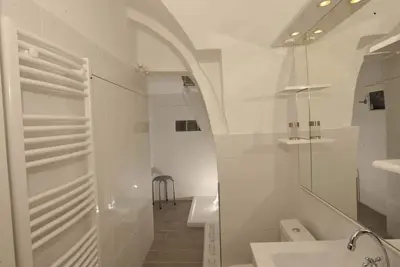 Image de Flat renovated, center, near flowermarket, calme, 60m beach, next to the Opera