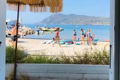Image de Rez-de-chaussée de villa posée sur le sable à 10 m de la mer, sur la Côte d'Azur