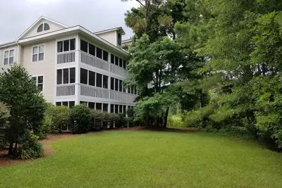 Image de St. Villa James Plantation située au rez-de-chaussée, dans la communauté de golf et de bord de mer.
