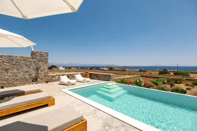 Image de Cycladic Breeze villa est une charmante villa avec piscine et vue sur la mer