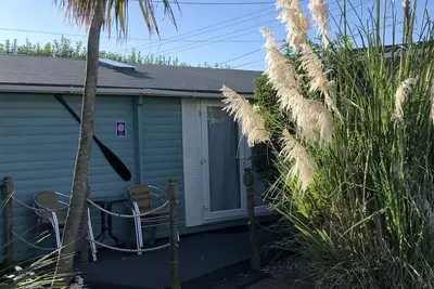 Log Cabin à côté de notre plage de sable avec une vue magnifique sur la mer, près de Norfolk Broads.
