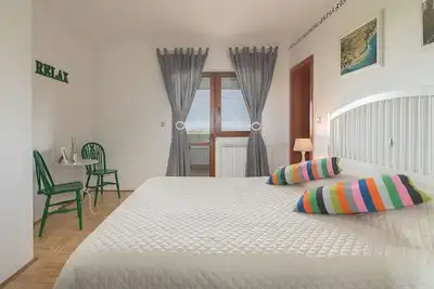 Image de Chambre double avec salle de bain privée extérieure et cuisine commune