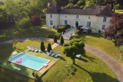 Image de Les Grillauds - Château du Périgord près de la Gironde - Piscine chauffée