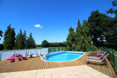 Image de Gîte rural pittoresque avec piscine extérieure chauffée commune.