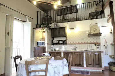 Image de Grand loft lumineux avec des décorations siciliennes typiques et vue latérale sur la mer