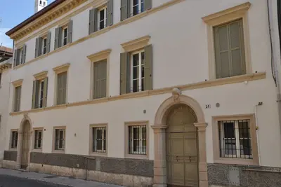 Image de Appartement supérieur au rez-de-chaussée situé dans un bâtiment restauré du XVIIIe siècle
