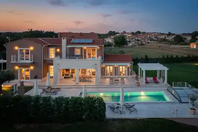 Image de Villa design Terra ***** avec piscine de 48 m², bain à remous, terrain de golf, maison de remise en forme et spa