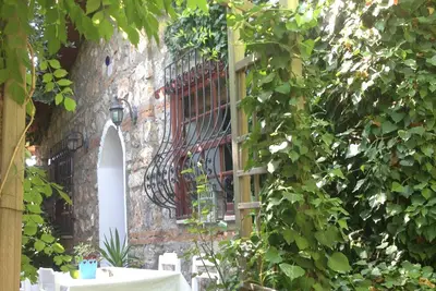 Image de Cottage en pierre traditionnel avec magnifique jardin dans le village historique de Kaya.
