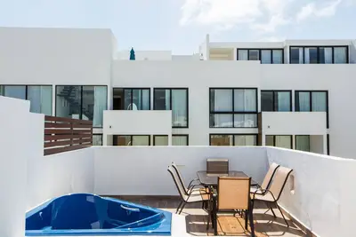 Image de Immense Ph central et charmant avec toit privé + jacuzzi + parking