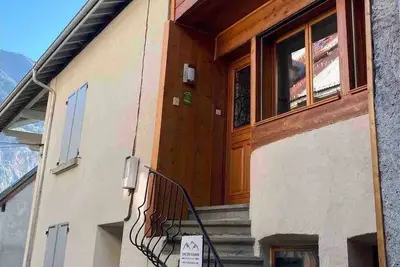 Image de Maison de ville moderne adaptée aux cyclistes dans le centre de Bourg d'Oisans
