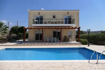 Image de Villa spacieuse et calme dans un endroit tranquille isolé avec des équipements à proximité