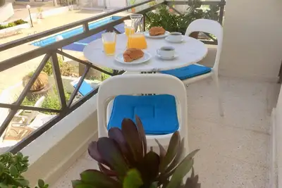 Vue sur la piscine olympienne, à 5 minutes à pied du bord de mer et des plages.