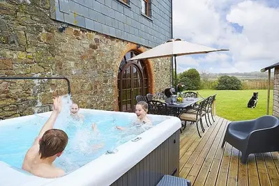Image de Cottage de luxe spacieux, près des plages de sable avec bain à remous