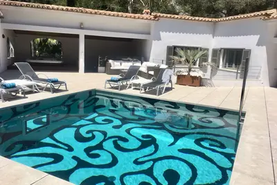 Image de Villa élégante proche de la vieille ville avec piscine privée et grand jardin.