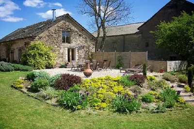 Grange spacieuse avec piscine dans un hameau paisible