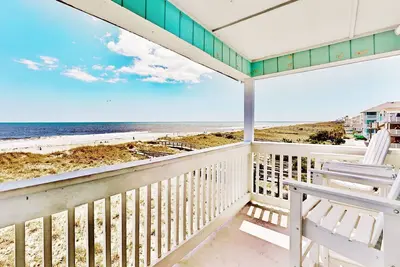 Image de Oceanfront, Récemment rénové, Condo dernier étage! Pour toute la famille, grande piscine d'eau salée, 2 places de parking