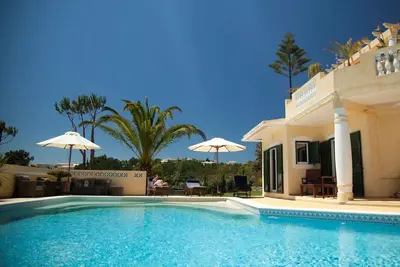Image de Villa de luxe avec piscine chauffée, Wifi dans tous les domaines y compris la piscine et jardin 6850\/2015