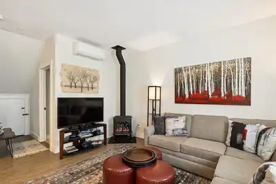 Image de Situé au centre, Elegant Village Condo