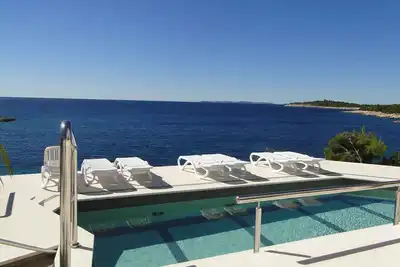 Image de Villa en bord de mer avec piscine commune