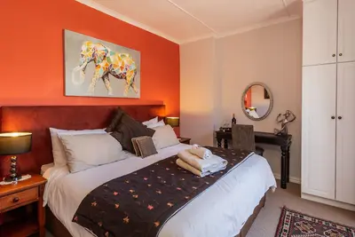 Image de Appartement privé avec une chambre dans une rue calme et centrale