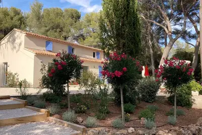 Image de Villa 160 m2, bord de mer, plage 5 mn à pied, dans pinède de 2000m2