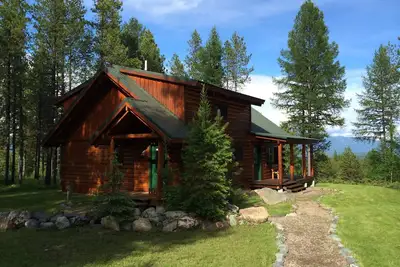 Image de Log Cabin dans les bois où les animaux sauvages errent