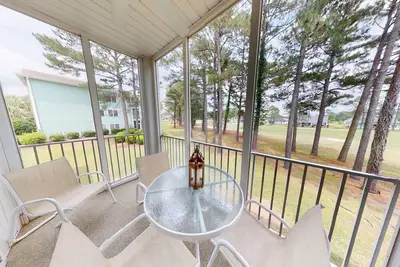 Image de Condo relaxant avec vue sur le parcours de golf avec véranda filtrée et à 1, 5 km de la plage