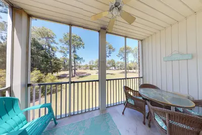 Image de Condo avec vue sur le parcours de golf tranquille avec véranda grillagée, piscines incluses! La plage est à moins de 1, 5 km!
