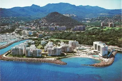 Image de 60 m², 2-3 ch. , à côté de Cannes, vue sur la mer, plage, piscine, tennis, golf