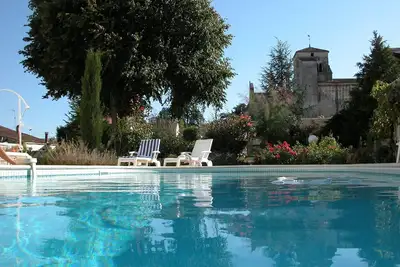 Image de Maison de caractère, climatisée, piscine chauffée, terrain clos et arboré.