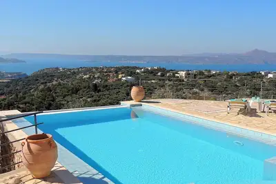 Image de 3 bedroom villa with private infinity pool and panoramic sea and mountain views.