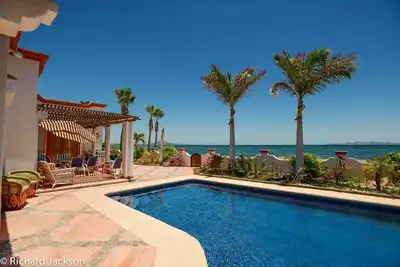 Image de Grand Beachfront Home prĂŞt Ă divertir