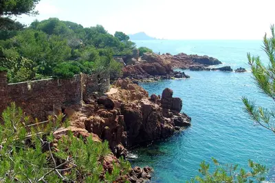 Image de Coquet 2 pièces en bord de mer dans quartier résidentiel climatisé, pkg, piscine