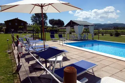 Image de Charmante maison de vacances avec piscine dans un domaine viticole près de Assise. Wifi gratuit