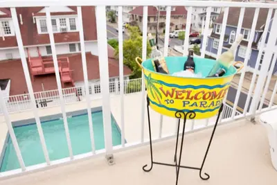 Image de Nouvellement rénové 2 Br Condo de luxe * Piscine * Top Floor 1 Blk De Plage