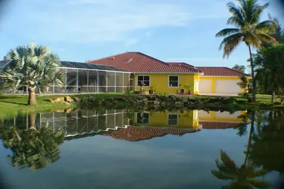 Image de Villa de luxe paradisiaque pour adultes sur la péninsule encadrée par des romantiques. lac