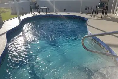 Image de 3 chambres 2 salle de bain complète immaculée maison piscine Floride avec Flair italien