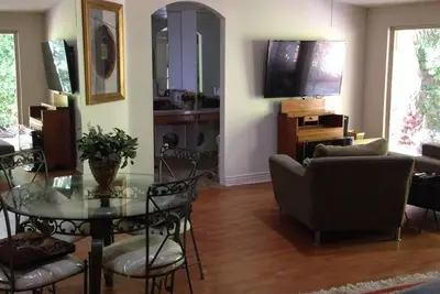 Image de Casitas attachées avec entrée privée Étapes de la nourriture, du divertissement, des magasins, de l'art