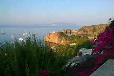 Image de Studio panoramique avec terrasse et jardin privé près de la plage
