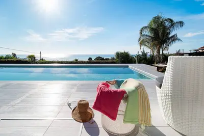 Image de Luxury villa with pool